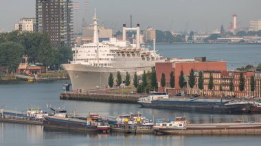 Hollanda, Rotterdam 'da sabah saatlerinde Maashaven Limanı' nın uçuş zamanı. Rıhtımın ufuk çizgisi ve eski bir yolcu gemisi olan SS Rotterdam, şimdi Katendrecht 'e demirlemiş bir otel.