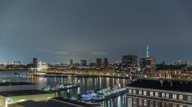 Maashaven 'daki aydınlık kulelerin üzerinde hava panoramik manzarası. Bağlı gemiler, Katendrecht ve Maas River, Rotterdam. Eski fabrika yakınlarındaki trafik ofis ve etkinlik alanına dönüştü