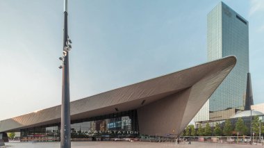 Rotterdam Merkez İstasyonu 'nun hiperlapesi, Hollanda, Güney Hollanda' daki ana demiryolu merkezi. Arka planında gökdelenler olan modern mimari ve kare zaman diliminde meşgul insanlar