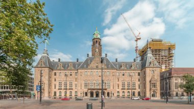 Coolsingel 'deki Rotterdam Belediye Binası' nın (Stadhuis van Rotterdam) hiperlapesi. Şehir merkezindeki az sayıdaki tarihi binadan biri. Trafik ve sokaktaki insanlar, bulutlu mavi gökyüzü. Hollanda