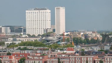 Rotterdam, Hollanda 'daki Katendrecht Yarımadası ve Maashaven Limanı' nın panoramik zaman çizelgesi. Şehir sabahları ufuk çizgisi, modern kuleler, inşaat alanı ve geleneksel sahil evleri