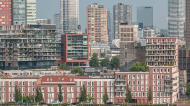 Rotterdam şehir merkezi, Hollanda 'daki modern binaların uçuş zamanı. Finans bölgesindeki kuleler ve gökdelenler sabah sıcacık ışıklarıyla canlı bir ufuk çizgisi oluşturuyor. Rıhtımdaki gemiler