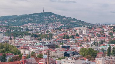 Saraybosna 'nın eski şehir çatıları ve tepelerdeki evler, Saraybosna ve Bosna-Hersek' in hava manzarası. Gökyüzünden şehir silueti