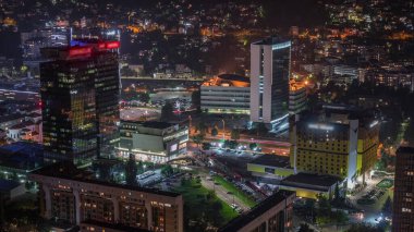 Saraybosna 'nın güney kesiminin hava görüntüsü. Aydınlatılmış gökdelenleri ve yüksek kule manzaralı dağları olan bir gökyüzü. Bosna-Hersek ve Güneydoğu Avrupa.