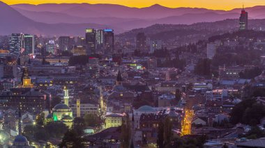 Saraybosna 'nın şehir manzarası, Saraybosna' nın en popüler panoramik noktasından gece geçiş dönemine kadar olan nehir manzarası. Sarı Kale (Zuta Tabija) yakınlarındaki yol, Vratnik