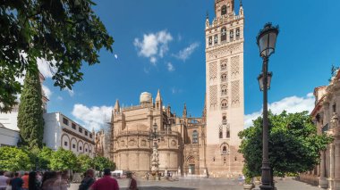 Seville Katedrali ve Giralda Kulesi Sevilla, İspanya 'da zaman atlaması. Dünyanın en büyük gotik katedrali olan UNESCO miras alanı Virgen de los Reyes Meydanı 'nda mavi gökyüzünün altında yer almaktadır.