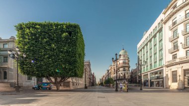 Panorama Avda 'yı gösteriyor. De la Constitucion, Seville, İspanya 'nın Casco Antiguo bölgesindeki ana cadde. Edificio de la Adriatica ile zaman atlaması, tarihi binalar ve geçen tramvaylar