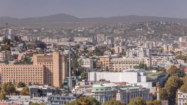 Şehrin merkezindeki özgürlük meydanındaki hava manzaralı sütun. Tiflis 'teki Aziz George Anıtı. Tarihsel binalar çatılar, bakış açısına göre. Georgia