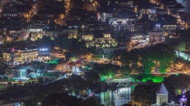 Gürcistan ve Avrupa Birliği bayraklarıyla Tiflis 'teki Avrupa meydanı, Rike Park ve eski şehrin merkezi. Kavşak ve nehir kıyısında trafik vardı.