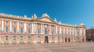 Capitole de Toulouse ön cephesi hiperhızlandırılmış zaman gösterileri Fransa 'nın tarihi belediye binası ve belediye kalbi Capitole Meydanı' nda çarpıcı mavi gökyüzü altında yer almaktadır.
