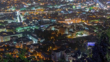 Şehrin merkezindeki özgürlük meydanının hava görüntüsü sütun gecesi zaman ayarlı. Tiflis 'teki Aziz George Anıtı. Aydınlatılmış binalar ve çatılar. Georgia