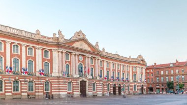 Capitole de Toulouse zaman ayarlı hiperlapse gösterilerinde Fransa 'nın Toulouse şehrinin tarihi belediye binası ve belediye kalbi mavi gökyüzünün altında yer alır. Gün batımında gölge kaplaması