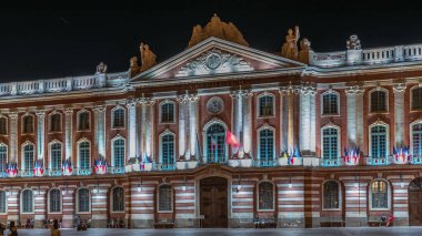 Capitole de Toulouse gece vakti hiperhız gösterileri Fransa 'nın başkenti Toulouse' un tarihi belediye binasını ve şehir merkezindeki Place du Capitole meydanını aydınlattı