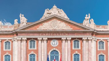 Capitole de Toulouse zaman çizelgesinde Fransa 'nın başkenti Toulouse' un tarihi belediye binası ve belediye kalbi çarpıcı mavi bulutlu gökyüzü altında yer alıyor. Cephedeki saatin ön görünümü