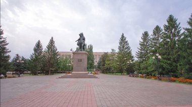 Uralsk 'taki Anıt Zamanının Hızlandırılması. Kazakistan 'daki Tarihi Miras' ı Kutlayan Bulutlu Gökyüzü Altında Şehir Merkezi 'ndeki Yaya Alanında Bir Gezinti