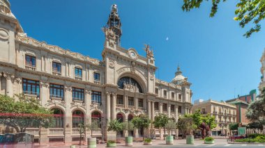 Valensiya 'daki tarihi posta ofisi (Palau de les Comunicacions) Belediye Binası Meydanı' nda (Plaza del Ayuntamiento Meydanı) zaman aşımına uğradı. Süslü cephe, trafik ve İspanya şehir merkezinde mavi bir gökyüzü..