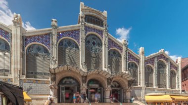 Valencia Merkez Pazarı zaman aşımına uğradı. Çarpıcı mimarisi, boyalı camları, kubbesi ve fayans detayları olan tarihi bir kamu pazarı. Market Meydanı 'nda, Santos Juanes Kilisesi yakınlarında. İspanya