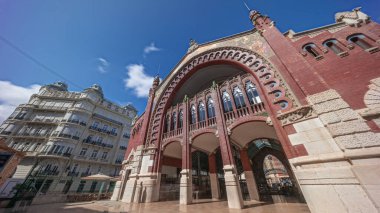 Valencia, İspanya 'da Mercado de Colon ön cephe zaman atlaması, çarpıcı Art Nouveau mimarisi sergileniyor. Güzelce restore edilmiş bir pazar binasında dükkanları ve kafeleri olan popüler turistik yerler.
