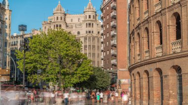Valencia Bulvarı 'ndan (Plaza de Bous) Timelapse ve Nord İstasyonu yakınlarındaki Bull Fighting Museum. İnsanlar tarihi amfi tiyatronun etrafında mavi bir arkaplanla dolaşıyorlar. Valencia, İspanya.