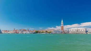 Giudecca Adası, Madonna della Salute Kilisesi, Doge Sarayı, St. Marc Meydanı 'ndaki St. George çan kulesinden görülen Venedik panoramik zaman çizelgesi. Yazın mavi bulutlu gökyüzü