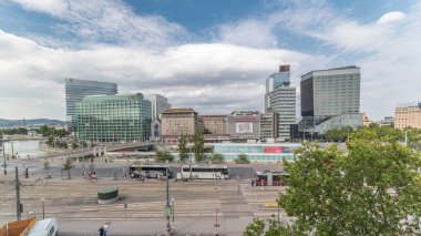 Schwedenplatz hava zaman ölçümü (İsveç Meydanı). Viyana 'nın merkezinde, Tuna Kanalı' nda bulunan ve en önemli toplu taşıma kavşağından biri. Eski ve modern binalar