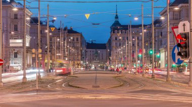 Schwarzenbergplatz Meydanı 'ndaki Schwarzenberg Anıtı Viyana' daki geçiş zamanı. Avusturya. Tramvaylar ve arabalar kavşakta trafik