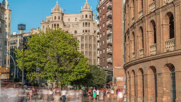 Valencia Bulvarı 'ndan (Plaza de Bous) Timelapse ve Nord İstasyonu yakınlarındaki Bull Fighting Museum. İnsanlar tarihi amfi tiyatronun etrafında mavi bir arkaplanla dolaşıyorlar. Valencia, İspanya.