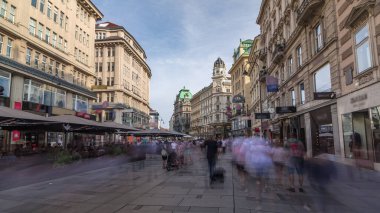 Graben Caddesi 'nde Viyana' nın ana caddesinde birçok dükkan ve restoran bulunan insanlar yürüyor. Pestsaule adındaki sütun, son büyük salgının sona ermesinden sonra açıldı.