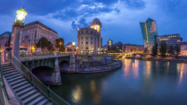 Viyana 'daki Uranya' nın panoramik manzarası diğer binalar ve Tuna Kanalı 'ndan geceye geçiş zamanı. Uranya bir kamu eğitim enstitüsü ve gözlemevi.