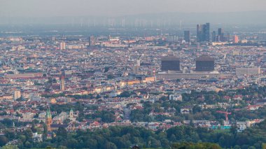 Tuna Bakış Açısı Leopoldsberg 'in zaman çizelgesinden Viyana silueti. Nehir üzerindeki köprüler, gökdelenler ve tarihi binalar akşam olmadan önce.