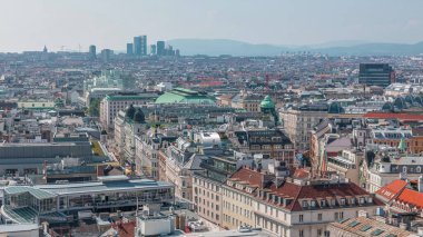 Aziz Stephen Katedrali 'nin güney kulesinden Avusturya, Viyana' nın panoramik hava manzarası. Güneşli bir günde gökyüzünden tarihi binaların çatıları yükseliyor. Uzaktaki gökdelenler