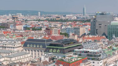 Aziz Stephen Katedrali 'nin güney kulesinden Avusturya, Viyana' nın panoramik hava manzarası. Güneşli bir günde tarihi binalar, çatılar ve teraslarla dolu bir gökyüzü.