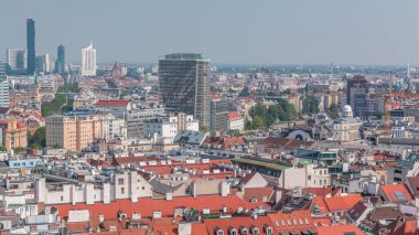 Aziz Stephen Katedrali 'nin güney kulesinden Avusturya, Viyana' nın panoramik hava manzarası. Güneşli bir günde tarihi ve modern binaların çatılarının olduğu şehir silueti