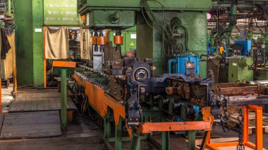 Konveyör montajı, traktörün gövdesini büyük endüstriyel fabrika zaman diliminde sahneleyecek. Üniformalı işçi tarafından Chassis ile çerçeve oluşturma