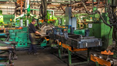 Konveyör montajı, traktörün gövdesini büyük endüstriyel fabrika zaman diliminde sahneleyecek. Çerçeve montajı kızgın perçinlerle