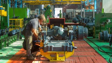 Konveyör montajı, traktörün gövdesini büyük endüstriyel fabrika zaman diliminde sahneleyecek. Zincir, Chassis kurulumu ve diğer parçalardaki çerçeve montajı.