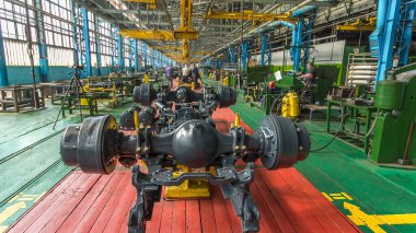 Konveyör montajı, traktörün gövdesini büyük endüstriyel fabrika zaman diliminde sahneleyecek. Çerçeve montajının aşaması, kurulum parçaları.