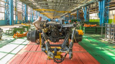 Konveyör montajı, traktörün gövdesini büyük endüstriyel fabrika zaman diliminde sahneleyecek. Çerçeve montajı, Chassis ve süspansiyon kurulumu ve diğer bölümler.