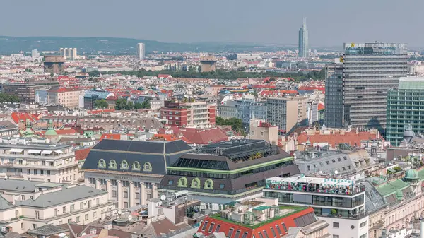 Aziz Stephen Katedrali 'nin güney kulesinden Avusturya, Viyana' nın panoramik hava manzarası. Güneşli bir günde tarihi binalar, çatılar ve teraslarla dolu bir gökyüzü.