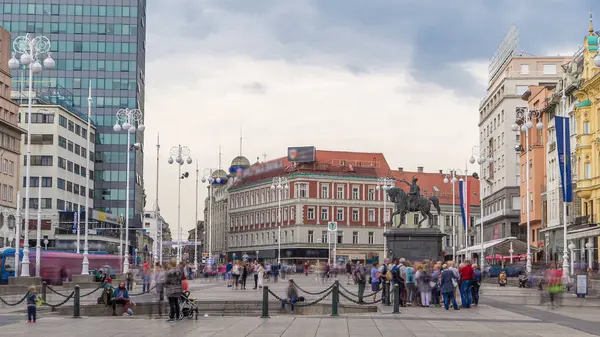Hırvatistan 'ın Zagreb kentindeki merkez kent meydanı (Trg bana Jelacica) zaman dilimi ve Ban Jelaciç heykeli. Buradaki en eski binanın panoramik görüntüsü