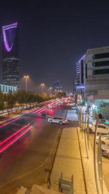 Riyad 'ın panoramik gece zaman çizelgesine göre karayolu trafiği var. Aydınlatılmış modern binalar canlı manzaranın etrafını sarar. Krallık Kulesi Suudi Arabistan 'ın başkentinin en yüksek gökdelenidir..
