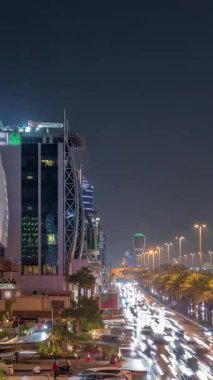 Riyad 'ın panoramik gece zaman çizelgesi. Krallık Kulesi Suudi Arabistan' ın başkentinin en yüksek gökdeleni ve simgesi. Aydınlatılmış modern binalar, canlı sahne, otoyol trafiği