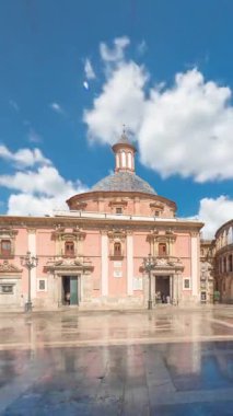 Valencias Plaza de la Virgen 'in panoramik zaman atlaması, Katedral, Basilica de la Virgen de los Desamparados ve Turia Fountain' in mavi gökyüzü altında sergilenmesi