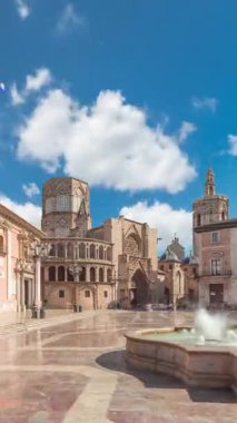 Valencias Plaza de la Virgen 'in panoramik zaman atlaması, Turia Fountain, Cathedral ve Basilica de la Virgen de los Desamparados' un mavi bulutlu gökyüzü altında sergilenmesi