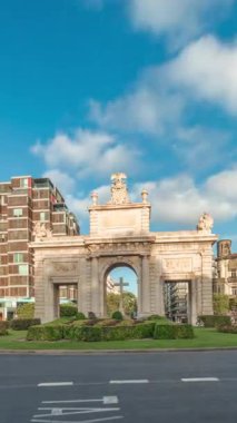 İspanya, Valencia 'da La Porta de la Mar zaman atlaması. Bir zamanlar ortaçağ duvarlarının bir parçası olan bu neoklasik kapı kalabalık bir kavşağın üzerinde duruyor. Gün batımında parlak bir gökyüzünün altında değerli bir şehir simgesi.