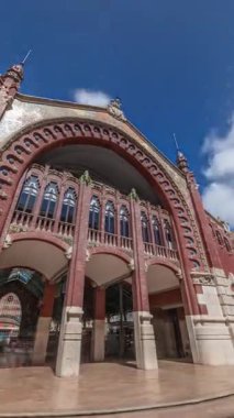 Valencia, İspanya 'da Mercado de Colon ön cephe zaman atlaması, çarpıcı Art Nouveau mimarisi sergileniyor. Güzelce restore edilmiş bir pazar binasında dükkanları ve kafeleri olan popüler turistik yerler.