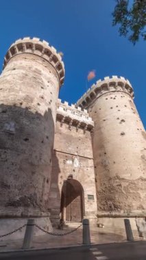 Valencia, İspanya 'da Quart zaman atlaması kuleleri. Tarihi ortaçağ geçidi, antik şehir duvarlarının bir parçası. Zengin bir kültürel mirası olan popüler bir yer. Mavi gökyüzü ve sokak trafiği.
