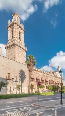 Valencia, İspanya 'daki Santo Domingo Manastırı' nda Tetuan zaman atlaması. Eski Askeri Komuta Merkezi 'ne ev sahipliği yapan tarihi bina. Bulutlu gökyüzü ve sokak trafiği.