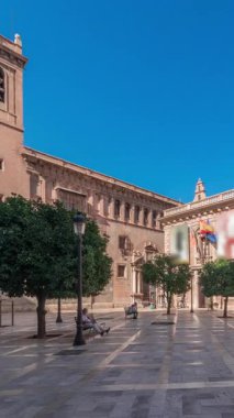 Panorama, tarihi Museo del Patriarca müzesi, heykeller ve Patrik Kilisesi 'nin yer aldığı, Valencia' daki Patriklik Koleji Meydanı 'nı gösteriyor. Açık mavi gökyüzü, İspanya.