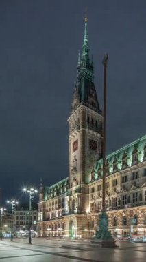 Hamburg Belediye Binası 'nın binası, Hamburg hükümetinin şehir merkezindeki Altstadt Mahallesi' ndeki merkezi. Bulutlu bir gökyüzünün altındaki ana meydandan ön manzara